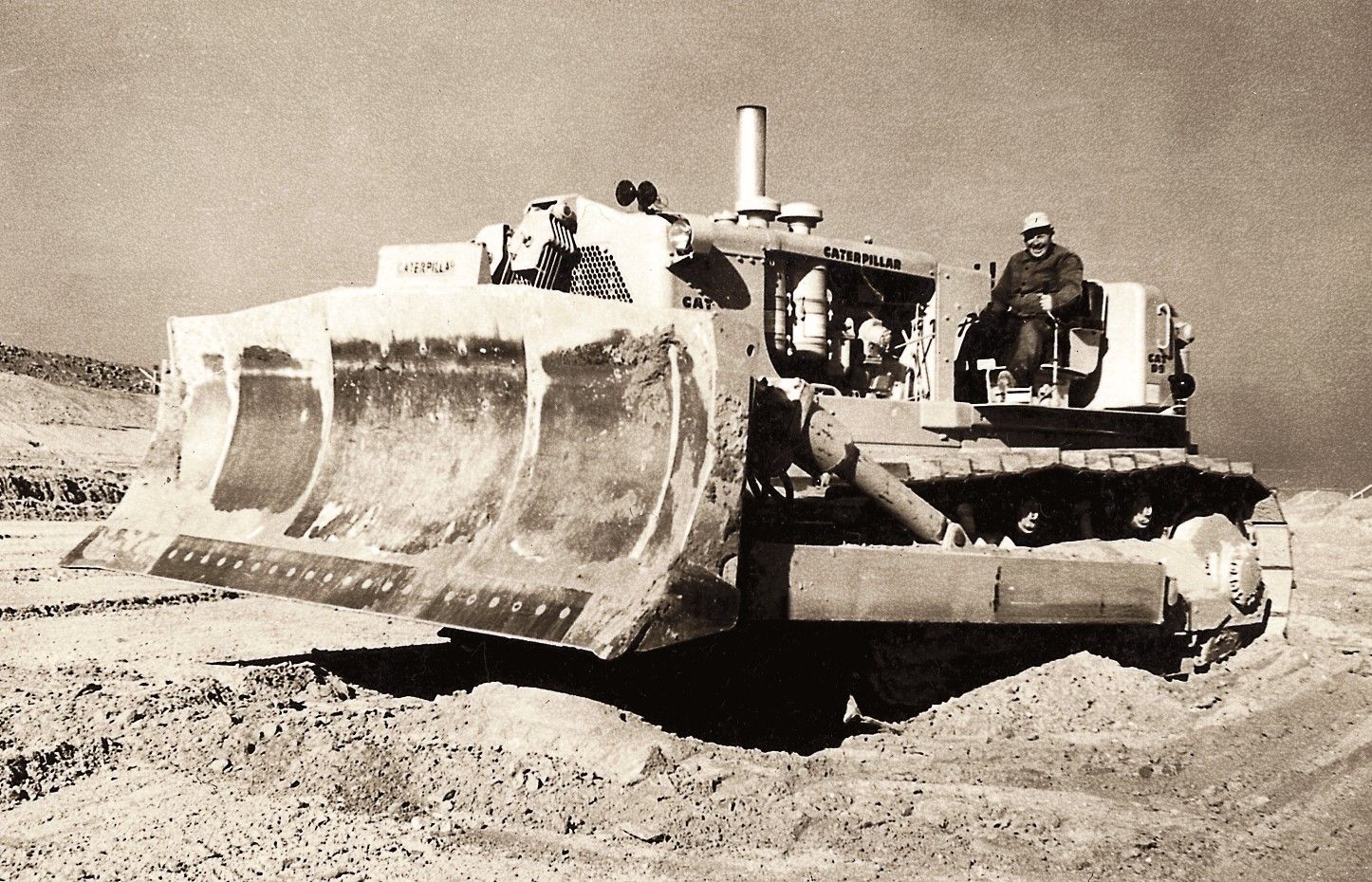 2_1954 produzierte Caterpillar mit dem Kettendozer Cat D9 den größten Bulldozer der Welt.jpeg