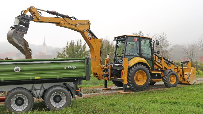 Neuer Cat 432 zeigt in der Gemeinde Mischendorf seine Allrounder-Qualitäten 